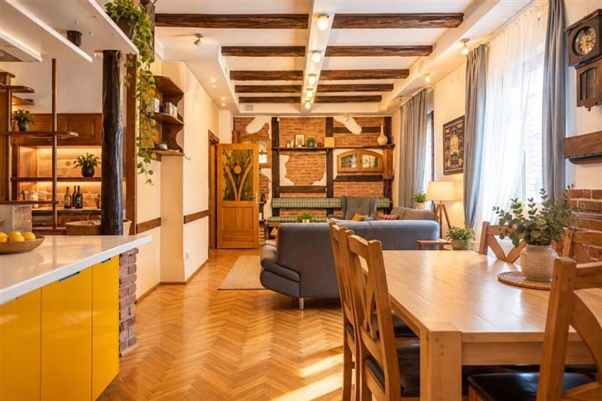 Apartament cu 7 camere semidecomandat, mobilat în Centrul Istoric