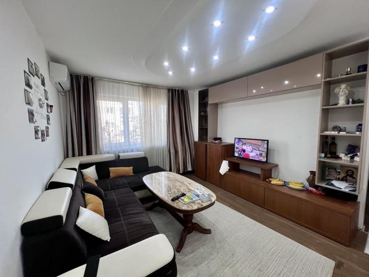 Apartament cu 4 camere semidecomandat, mobilat în Dacia