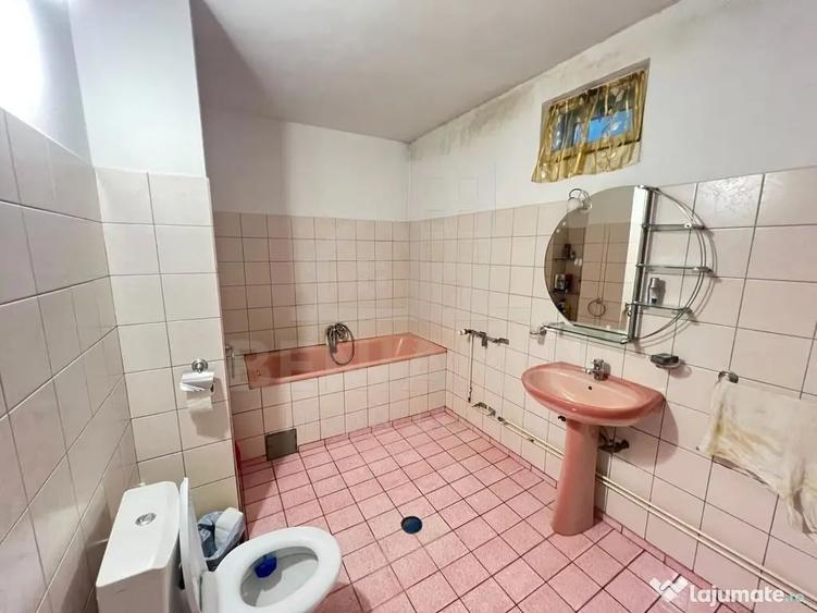 Casă cu 8 camere cu Teren 1100 Mp în Central