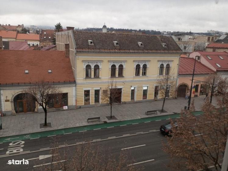Apartament cu 4 camere decomandat în Central
