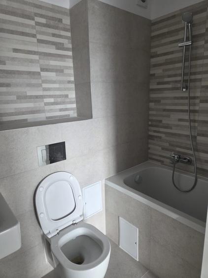 Apartament cu 3 camere decomandat în Tractorul
