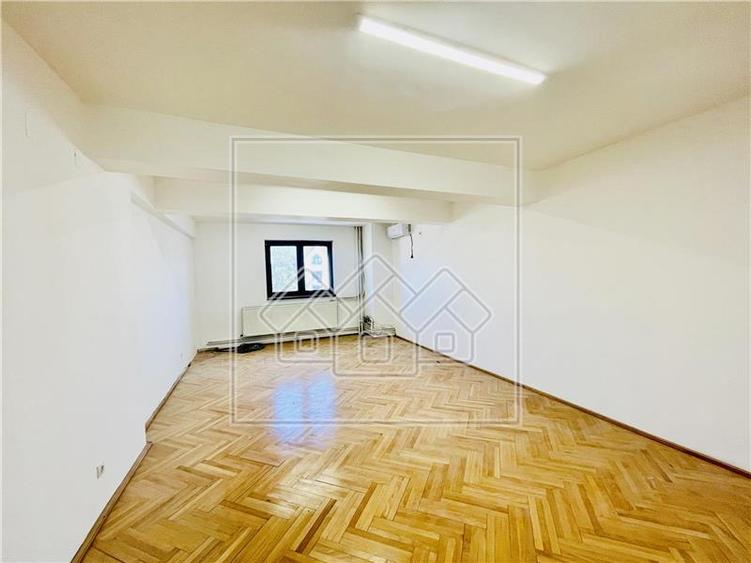 Birou, de 413 mp, în Central