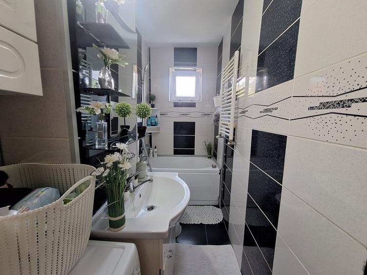 Apartament cu 3 camere semidecomandat, mobilat în Girocului