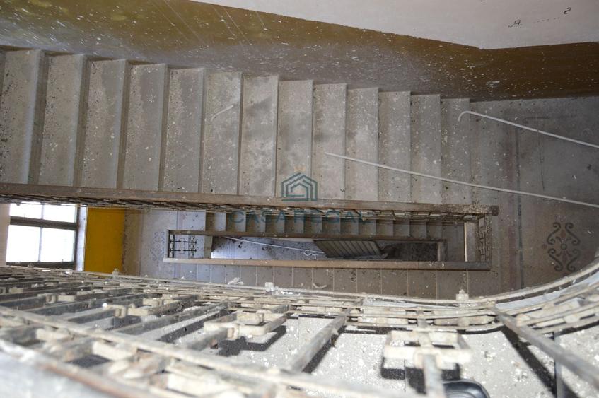Casă individuală cu 19 camere cu Canalizare în Central