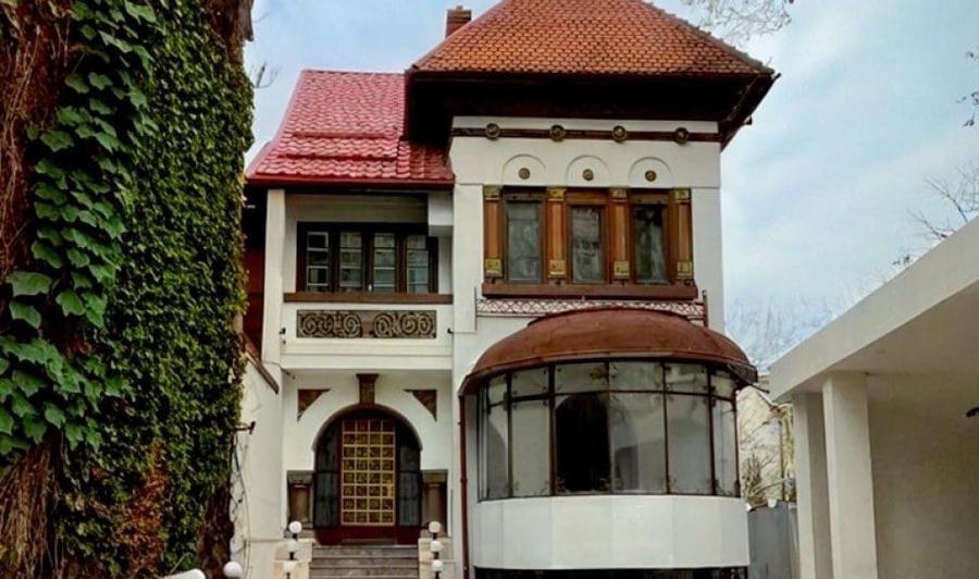 Casă cu 10 camere cu Teren 523 Mp în Victoriei