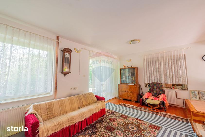 Casă cu 6 camere cu Teren 439 Mp în Măneciu
