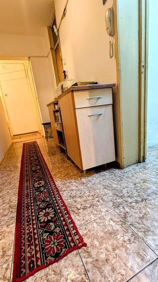 Apartament cu 5 camere decomandat în Est