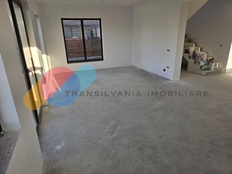 Casă individuală cu 4 camere cu Canalizare în Dezmir