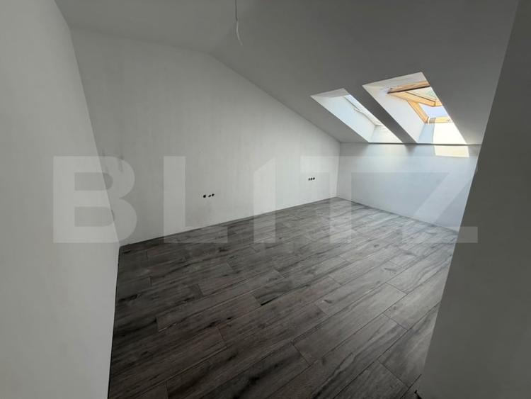 Apartament cu 4 camere decomandat în Cristian