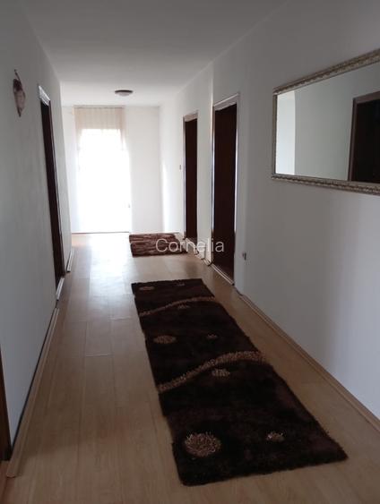Casă individuală cu 5 camere cu Teren 2000 Mp în Central