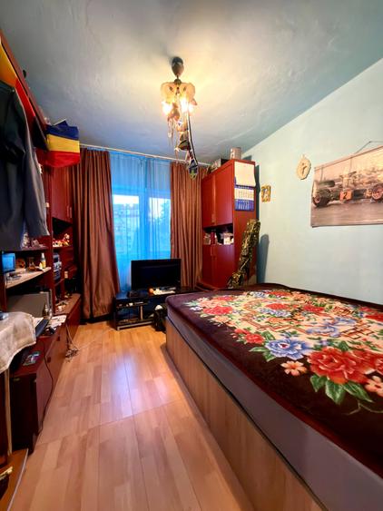 Apartament cu 4 camere semidecomandat în Lipovei