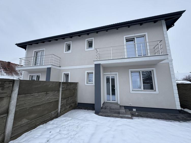 Duplex cu 4 camere cu Canalizare în Utvin