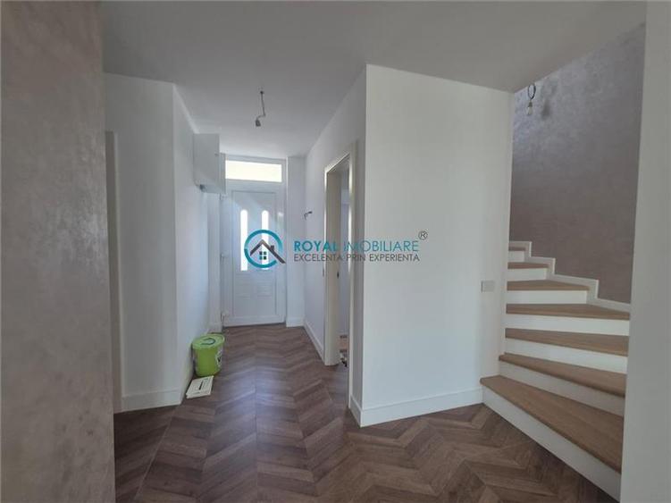 Duplex cu 5 camere cu Piscina în Păulești