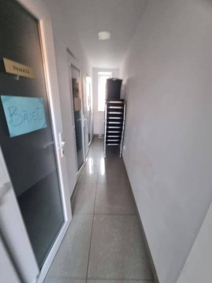Casă individuală cu 15 camere cu Canalizare în Dâmbul Rotund