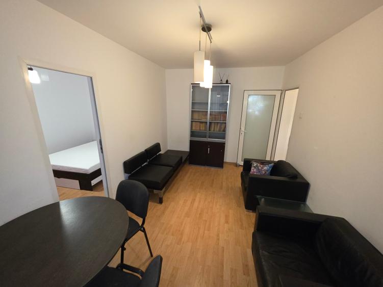 Apartament cu 3 camere semidecomandat în Inel II