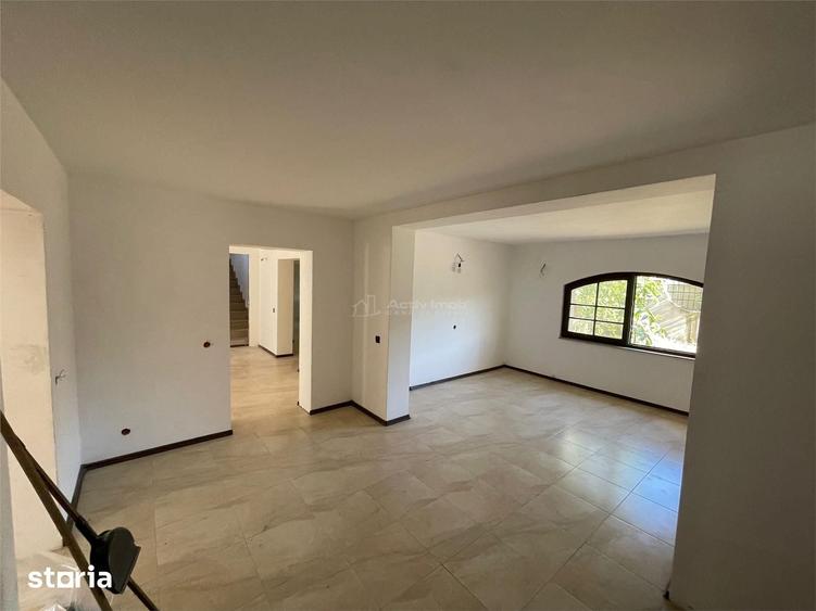Casă cu 9 camere cu Teren 280 Mp în Corbeanca