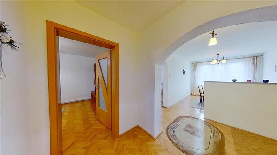 Apartament cu 4 camere decomandat, mobilat în Tractorul