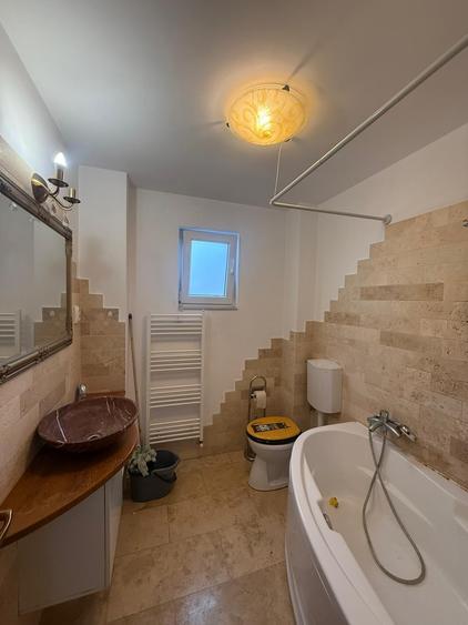 Apartament cu 3 camere semidecomandat în Central