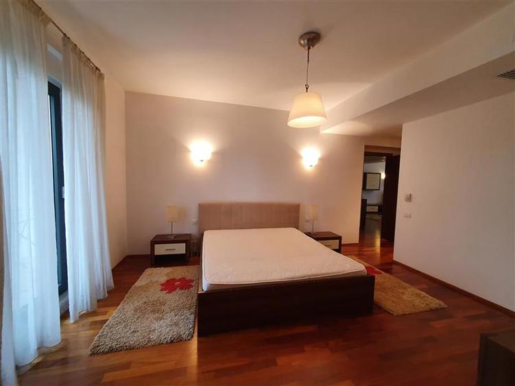 Apartament cu 4 camere semidecomandat, mobilat în Băneasa