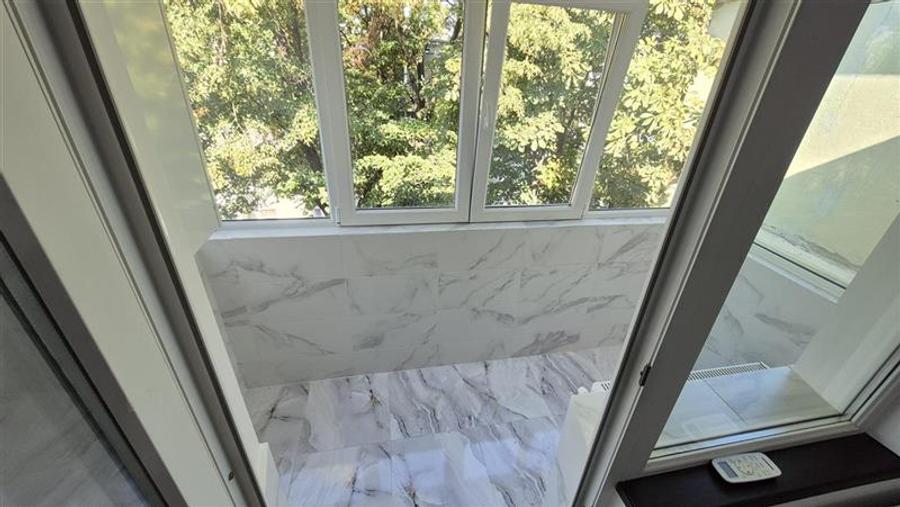 Apartament cu 3 camere semidecomandat în Tătărași