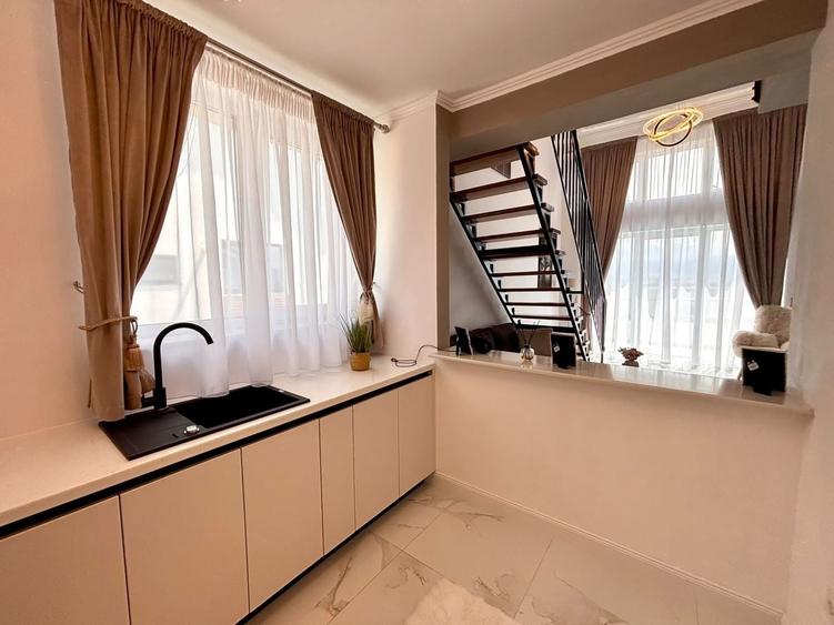 Apartament cu 5 camere decomandat în Cristian
