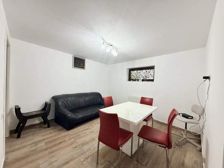 Apartament cu 4 camere semidecomandat, mobilat în P-ța Victoriei