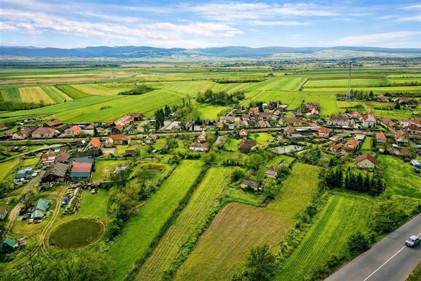 Casă cu 2 camere cu Teren 4831 Mp în Țufalău