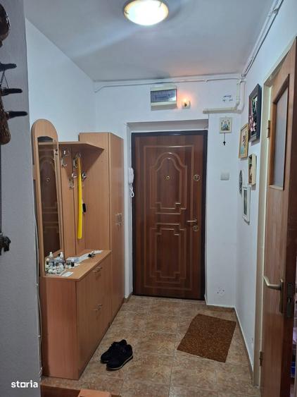 Apartament cu 3 camere decomandat, mobilat în Titan
