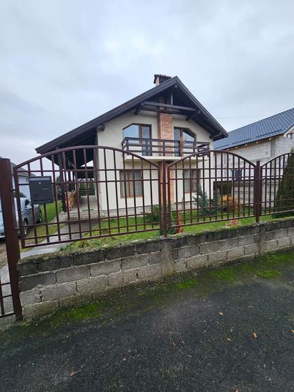 Casă individuală cu 4 camere cu Canalizare în Cristur