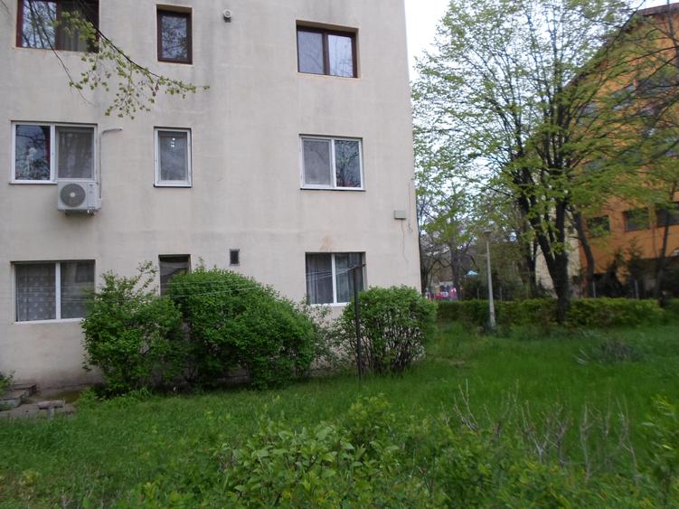 Apartament cu 3 camere decomandat în Cina