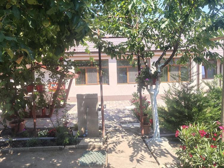 Casă cu 5 camere cu Teren 1300 Mp în Central