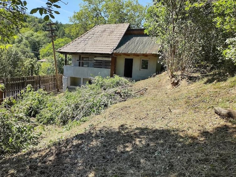 De vanzare CASA (2 corpuri) si teren (curte) - 6