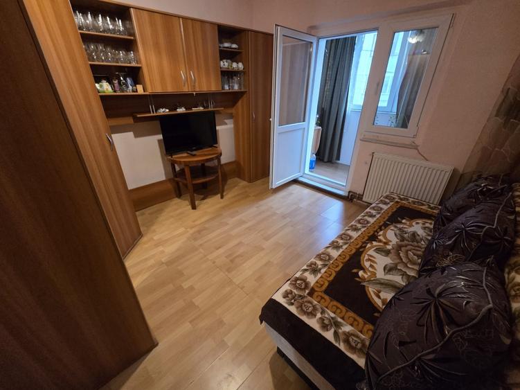 Apartament cu 4 camere decomandat în Lipovei