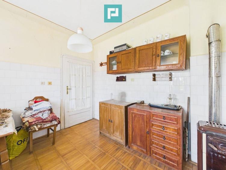 Casă individuală cu 7 camere cu Canalizare în Buteni