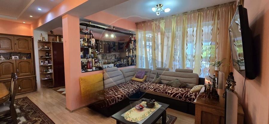 Casă individuală cu 8 camere cu Teren 650 Mp în Central