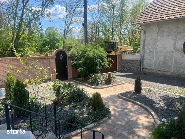 Casă cu 3 camere cu Teren 2000 Mp în Băcia