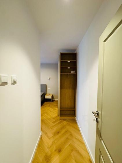 Apartament cu 3 camere semidecomandat, mobilat în P-ța Victoriei