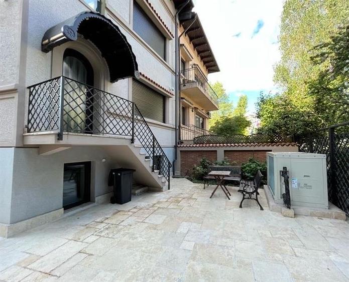 Casă individuală cu 10 camere cu Canalizare în Tineretului