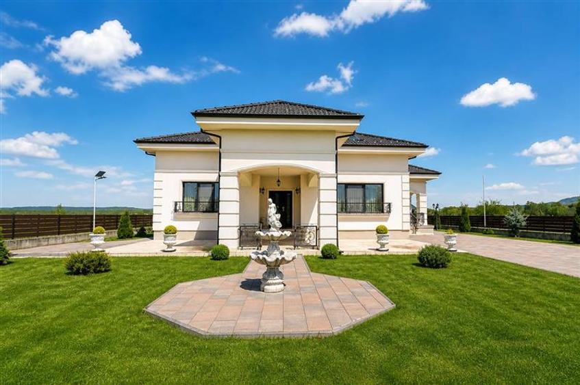 Casă cu 5 camere cu Teren 1250 Mp în Exterior Est