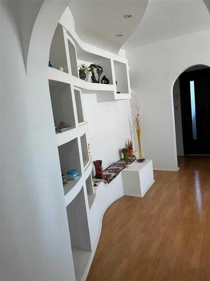 Apartament cu 3 camere semidecomandat în Mircea cel Bătrân