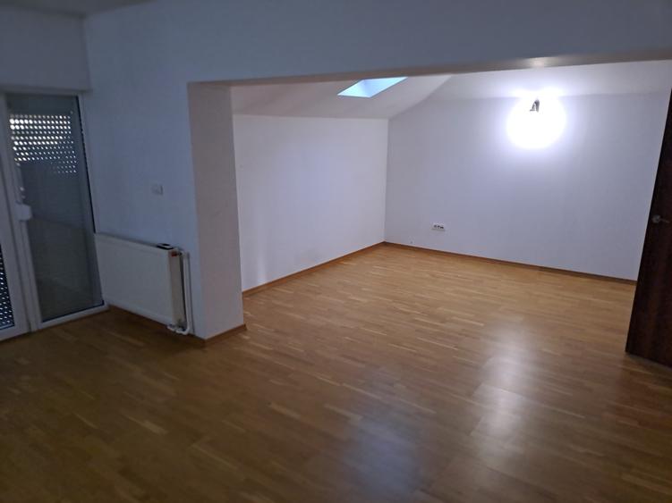 Casă individuală cu 8 camere cu Canalizare în Băneasa
