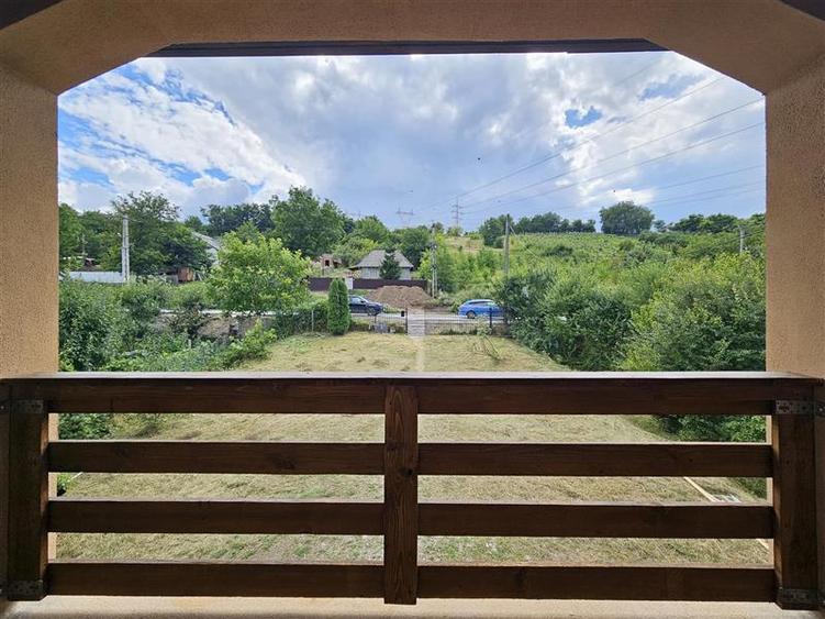 Casă individuală cu 6 camere cu Teren 887 Mp în Est