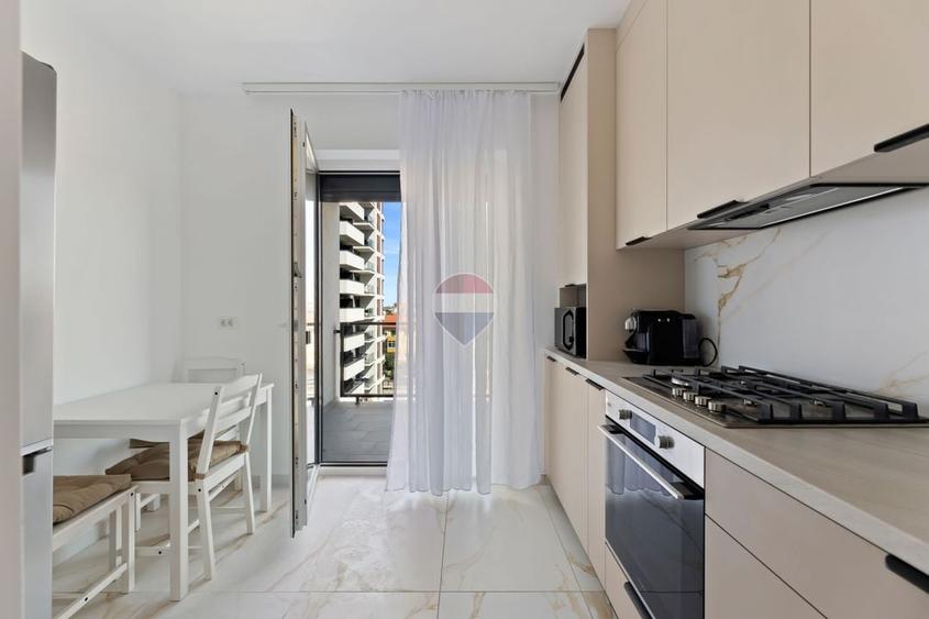 Apartament cu 3 camere semidecomandat, mobilat în UTA
