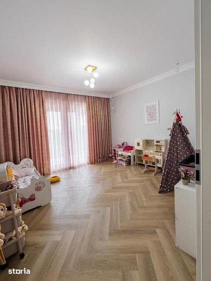 Casă cu 7 camere cu Teren 400 Mp în Domnești