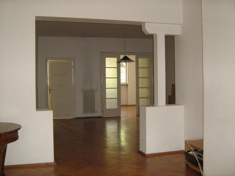 Apartament cu 5 camere semidecomandat în Capitale