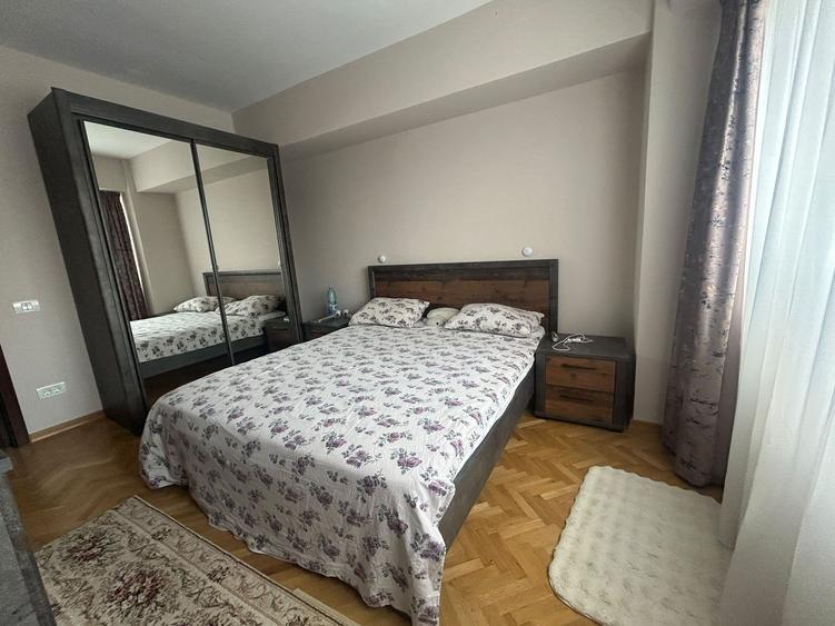 Apartament cu 3 camere decomandat, mobilat în Victoriei