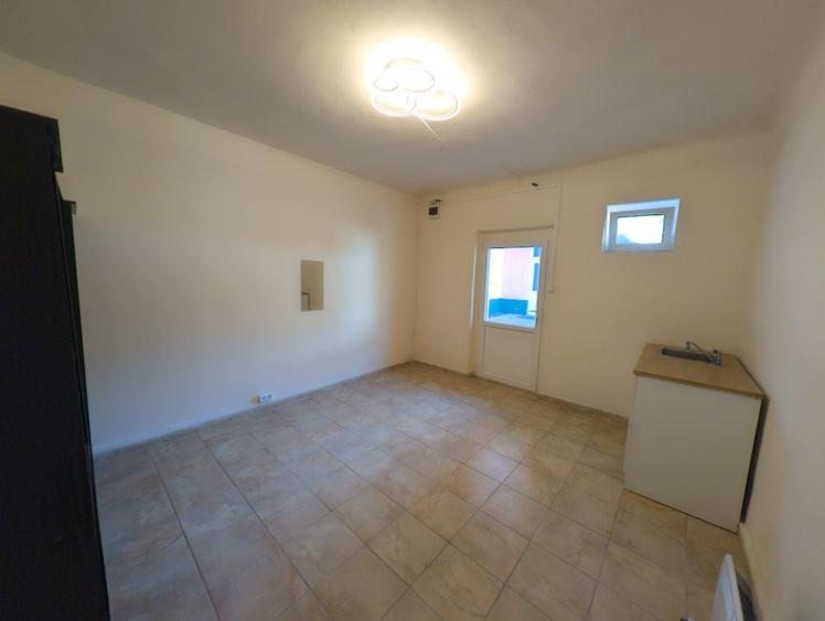 Spatiu Comercial de Inchiriat 15 mp | Pret: 180 /luna - 11