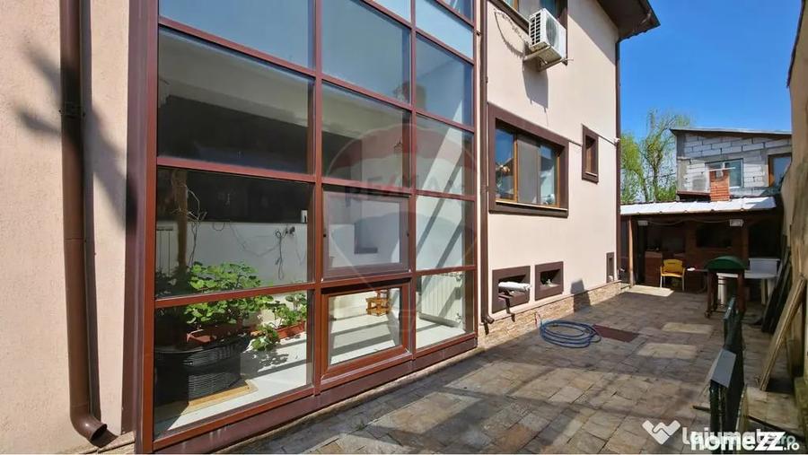Casă cu 7 camere cu Teren 350 Mp în Lacul Morii