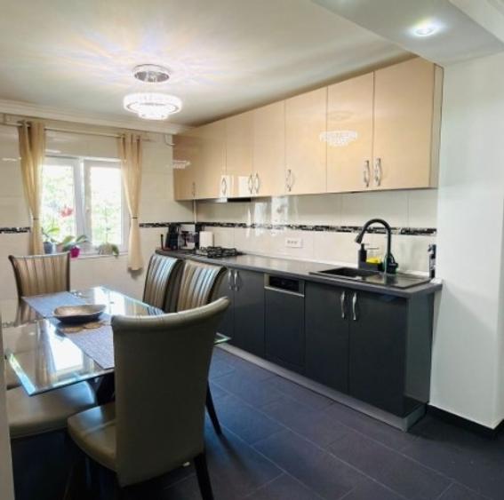 Apartament cu 4 camere decomandat în Vitan