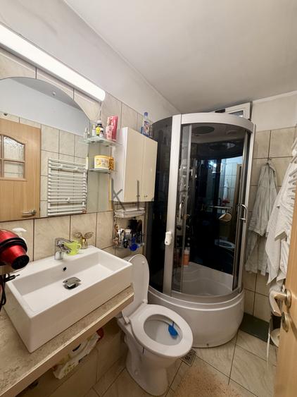 Apartament cu 3 camere semidecomandat, mobilat în Central
